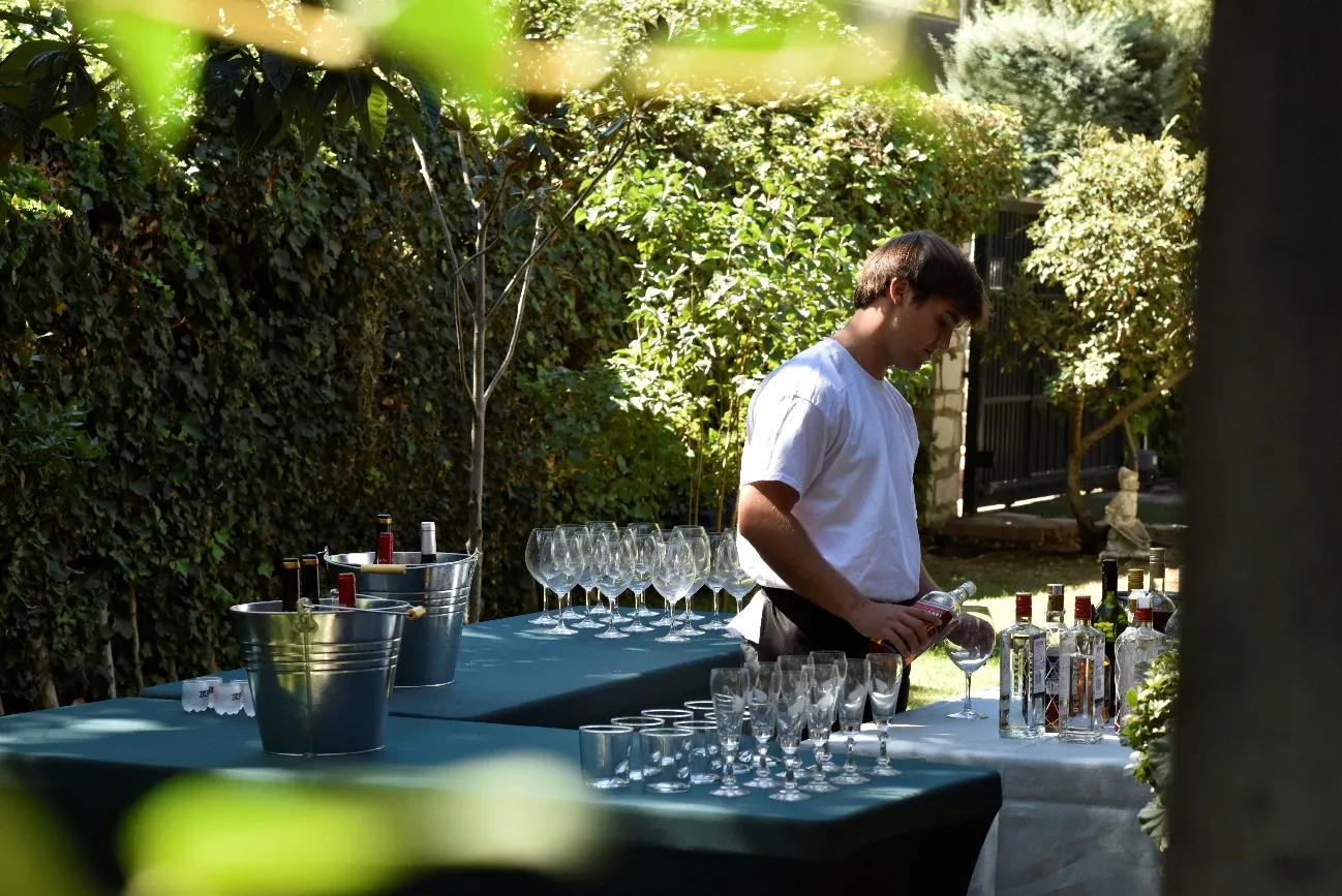 Barman de Barrilea sirviendo copas en una barra montada en un jardín